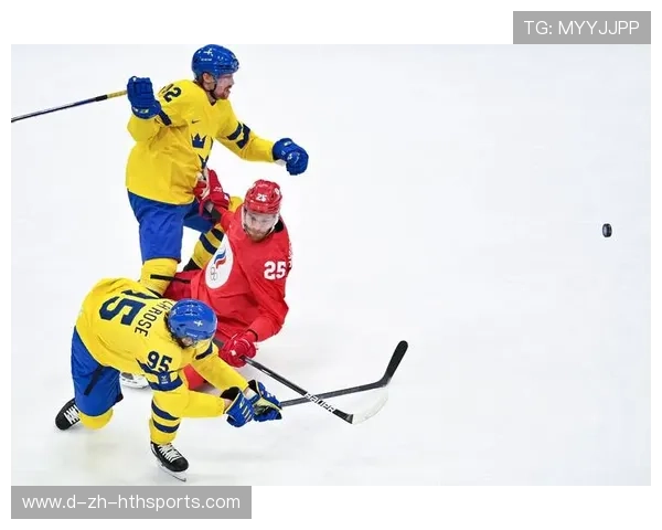 冰球选手突破防守,单刀射门得手!极速反击与技巧的完美结合