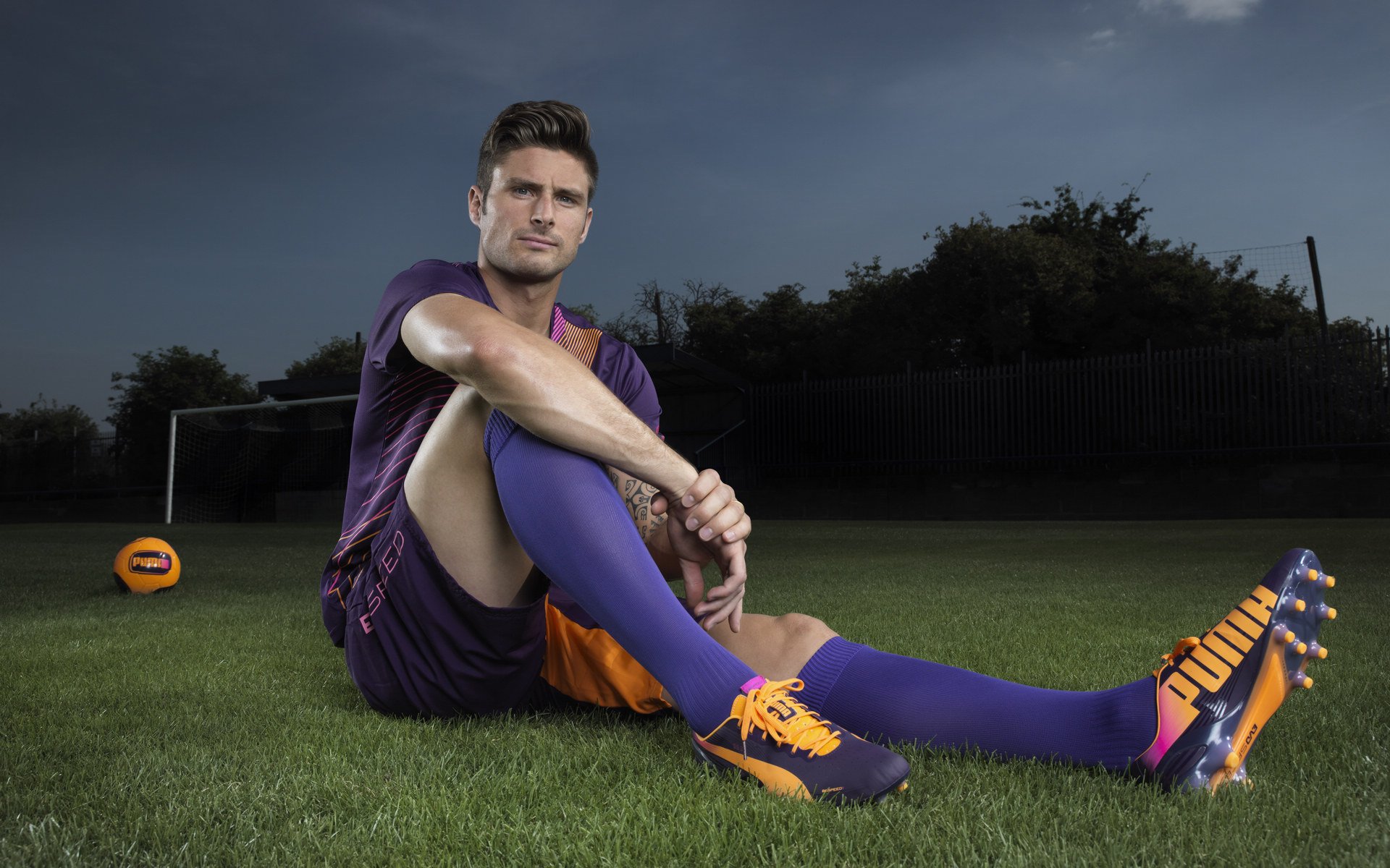 安东·李恩:凭借不懈的跑动和精准的传球,他为全黑队创造进攻机会